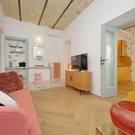 Ych-colorful And Classy Near Fori Imperiali Rzym